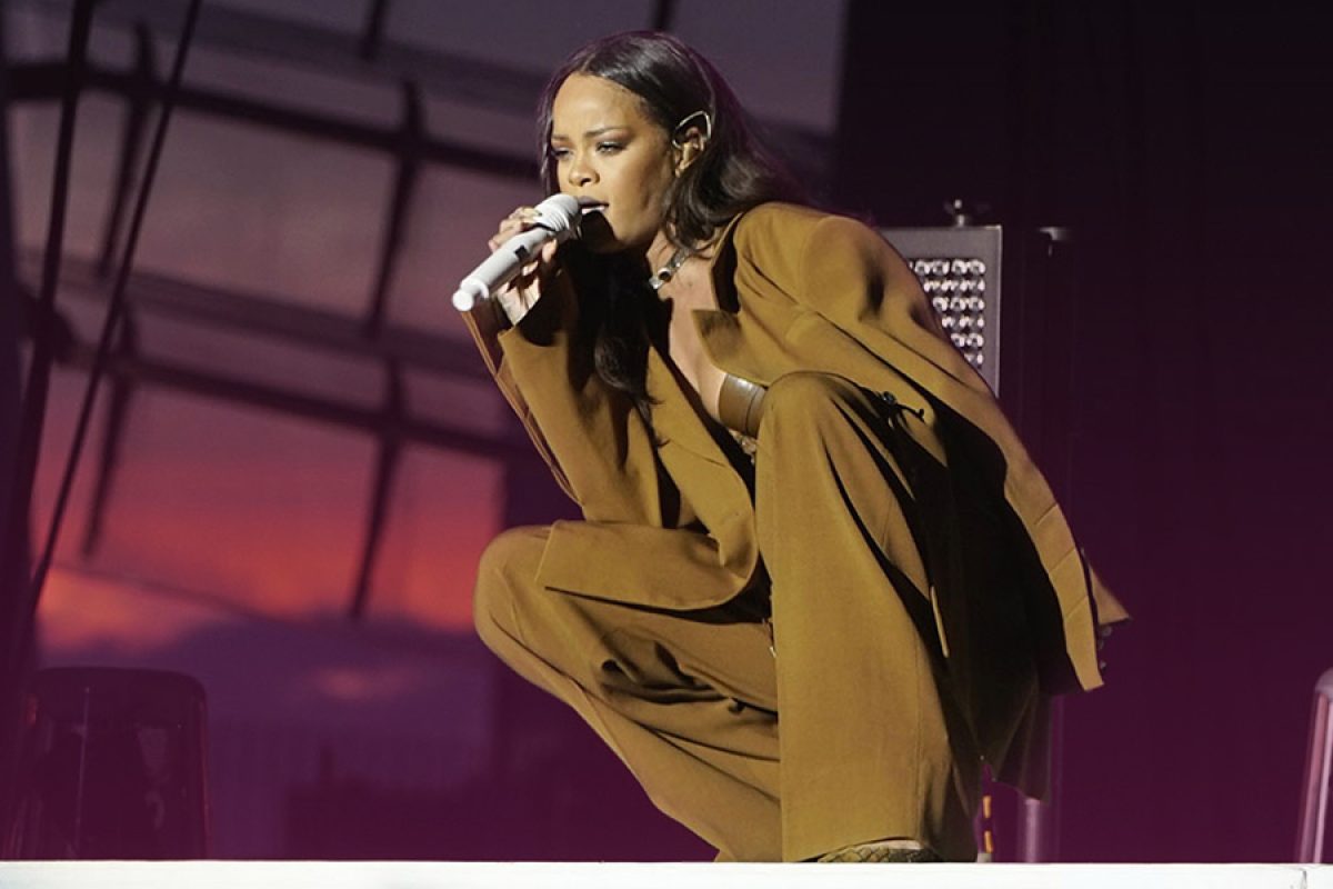 Песни 2005 зарубежные. Rihanna Concert. Рианна концерт. Rihanna концерт. Рианна поет.