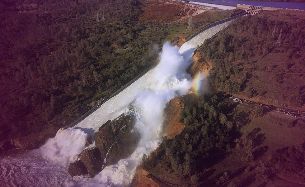 California Dam causes thousands to flee homes